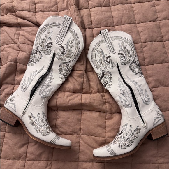 Elegant White Embroidered Women's Boots - Picture 2 of 6